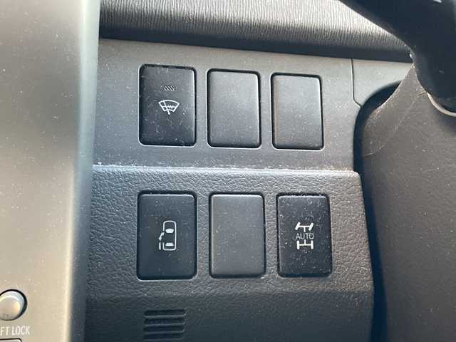 トヨタ ノア Si 新潟県 2007(平19)年 10.2万km ホワイトパールクリスタルシャイン 4WD/純正HDDナビ(NH3N-W57)/CD/DVD/AUX/フルセグテレビ/ミュージックサーバー/バックカメラ/ETC/片側パワースライドドア/パドルシフト/スマートキー/プッシュスタート/キセノンヘッドライト/フォグランプ/純正16インチアルミホイール/社外15インチAW冬タイヤ車載