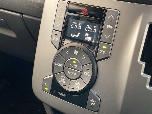 トヨタ ノア Si 新潟県 2007(平19)年 10.2万km ホワイトパールクリスタルシャイン 4WD/純正HDDナビ(NH3N-W57)/CD/DVD/AUX/フルセグテレビ/ミュージックサーバー/バックカメラ/ETC/片側パワースライドドア/パドルシフト/スマートキー/プッシュスタート/キセノンヘッドライト/フォグランプ/純正16インチアルミホイール/社外15インチAW冬タイヤ車載