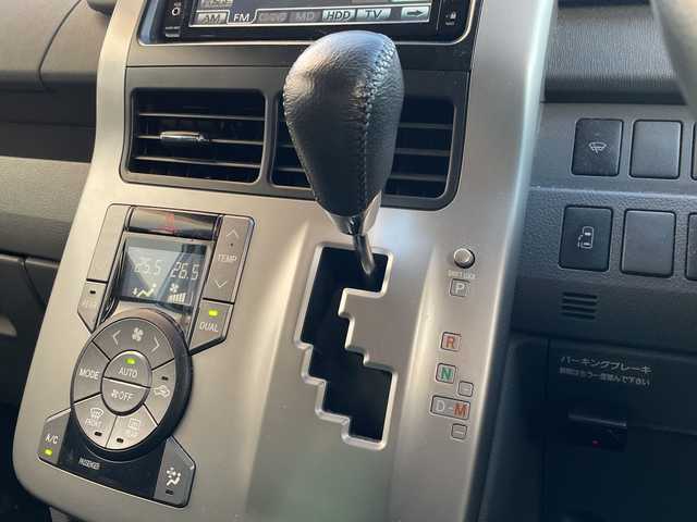 トヨタ ノア Si 新潟県 2007(平19)年 10.2万km ホワイトパールクリスタルシャイン 4WD/純正HDDナビ(NH3N-W57)/CD/DVD/AUX/フルセグテレビ/ミュージックサーバー/バックカメラ/ETC/片側パワースライドドア/パドルシフト/スマートキー/プッシュスタート/キセノンヘッドライト/フォグランプ/純正16インチアルミホイール/社外15インチAW冬タイヤ車載