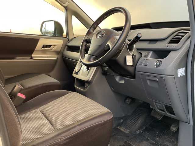 トヨタ ノア Si 新潟県 2007(平19)年 10.2万km ホワイトパールクリスタルシャイン 4WD/純正HDDナビ(NH3N-W57)/CD/DVD/AUX/フルセグテレビ/ミュージックサーバー/バックカメラ/ETC/片側パワースライドドア/パドルシフト/スマートキー/プッシュスタート/キセノンヘッドライト/フォグランプ/純正16インチアルミホイール/社外15インチAW冬タイヤ車載