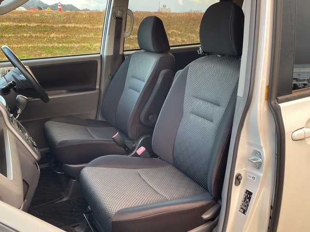 トヨタ ノア Si 新潟県 2007(平19)年 10.2万km ホワイトパールクリスタルシャイン 4WD/純正HDDナビ(NH3N-W57)/CD/DVD/AUX/フルセグテレビ/ミュージックサーバー/バックカメラ/ETC/片側パワースライドドア/パドルシフト/スマートキー/プッシュスタート/キセノンヘッドライト/フォグランプ/純正16インチアルミホイール/社外15インチAW冬タイヤ車載