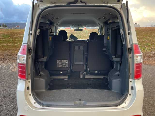 トヨタ ノア Si 新潟県 2007(平19)年 10.2万km ホワイトパールクリスタルシャイン 4WD/純正HDDナビ(NH3N-W57)/CD/DVD/AUX/フルセグテレビ/ミュージックサーバー/バックカメラ/ETC/片側パワースライドドア/パドルシフト/スマートキー/プッシュスタート/キセノンヘッドライト/フォグランプ/純正16インチアルミホイール/社外15インチAW冬タイヤ車載