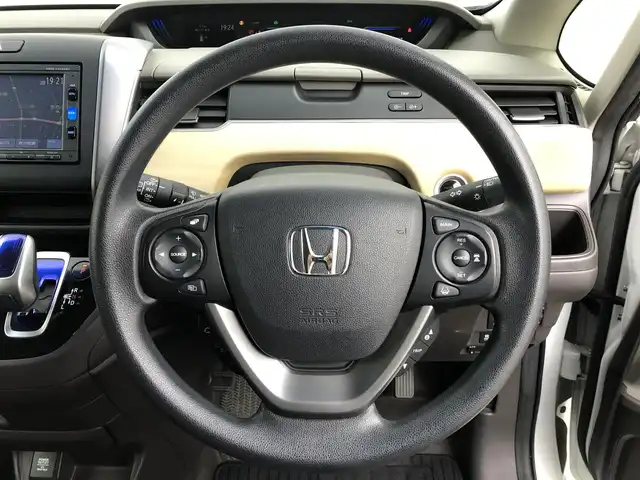 ホンダ フリード ハイブリット G ホンダセンシング 愛知県 2017(平29)年 5万km ホワイトオーキッドパール 純正SDナビ/（BT/DVD/CD/AM/FM/ワンセグTV）/バックカメラ/レーダークルーズコントロール/衝突軽減ブレーキ/路外逸脱抑制機能/両側パワースライドドア/ビルトインETC/LEDライト/ダブル＋サイドエアバッグ/カーテンエアバック