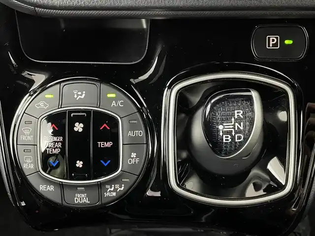 トヨタ ノア ハイブリッド G 大阪府 2021(令3)年 4.3万km アバンギャルドブロンズメタリック プリクラッシュセーフティ/　・レーンディパーチャーアラート　LDA/　・先行車発進告知機能/　・クリアランスソナー/　・パーキングサポートブレーキ　PSB/　・オートマチックハイビーム　AHB/純正SD/　ナビ/フルセグTV/CD/Bluetooth/バックカメラ/両側パワースライドドア/LEDオートライト/フォグランプ/クルーズコントロール/ステアリングスイッチ/ウォークスルールー/スマートキー/ビルトインETC/電動格納ミラー/ウィンカーミラー/純正15インチAW装着/純正フロアマット