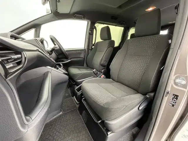 トヨタ ノア ハイブリッド G 大阪府 2021(令3)年 4.3万km アバンギャルドブロンズメタリック プリクラッシュセーフティ/　・レーンディパーチャーアラート　LDA/　・先行車発進告知機能/　・クリアランスソナー/　・パーキングサポートブレーキ　PSB/　・オートマチックハイビーム　AHB/純正SD/　ナビ/フルセグTV/CD/Bluetooth/バックカメラ/両側パワースライドドア/LEDオートライト/フォグランプ/クルーズコントロール/ステアリングスイッチ/ウォークスルールー/スマートキー/ビルトインETC/電動格納ミラー/ウィンカーミラー/純正15インチAW装着/純正フロアマット