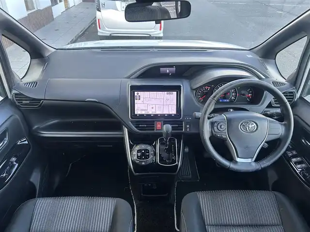 トヨタ ヴォクシー ZS 煌 静岡県 2018(平30)年 7.2万km ホワイトパールクリスタルシャイン トヨタセーフティセンス/・プリクラッシュセーフティセンス/・レーンディパーチャアラート/・オートマッチクハイビーム/アイドリングストップ/205/60R16タイヤ/16インチAW/革巻きステアリング/純正9型インチディーラーナビ/１２．１インチ後席フリップダウンモニター/電動格納ミラー/プッシュスタート/フォグランプ/ウィンカーミラー/ビルトインETC/LEDヘッドライト/ISOFIX/二眼ヘッドライトLED/ステアリングスイッチ/SRSエアバッグ/左右独立温度調整オートエアコン