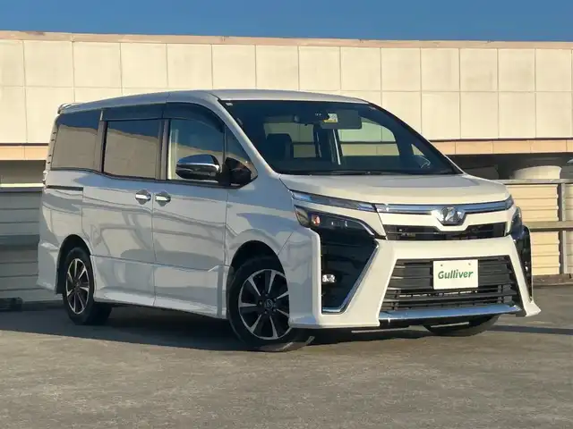 トヨタ ヴォクシー ZS 煌 静岡県 2018(平30)年 7.2万km ホワイトパールクリスタルシャイン トヨタセーフティセンス/・プリクラッシュセーフティセンス/・レーンディパーチャアラート/・オートマッチクハイビーム/アイドリングストップ/205/60R16タイヤ/16インチAW/革巻きステアリング/純正9型インチディーラーナビ/１２．１インチ後席フリップダウンモニター/電動格納ミラー/プッシュスタート/フォグランプ/ウィンカーミラー/ビルトインETC/LEDヘッドライト/ISOFIX/二眼ヘッドライトLED/ステアリングスイッチ/SRSエアバッグ/左右独立温度調整オートエアコン