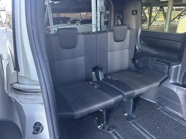 トヨタ ヴォクシー ZS 煌 静岡県 2018(平30)年 7.2万km ホワイトパールクリスタルシャイン トヨタセーフティセンス/・プリクラッシュセーフティセンス/・レーンディパーチャアラート/・オートマッチクハイビーム/アイドリングストップ/205/60R16タイヤ/16インチAW/革巻きステアリング/純正9型インチディーラーナビ/１２．１インチ後席フリップダウンモニター/電動格納ミラー/プッシュスタート/フォグランプ/ウィンカーミラー/ビルトインETC/LEDヘッドライト/ISOFIX/二眼ヘッドライトLED/ステアリングスイッチ/SRSエアバッグ/左右独立温度調整オートエアコン