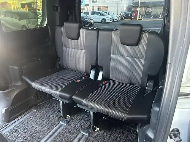 トヨタ ヴォクシー ZS 煌 静岡県 2018(平30)年 7.2万km ホワイトパールクリスタルシャイン トヨタセーフティセンス/・プリクラッシュセーフティセンス/・レーンディパーチャアラート/・オートマッチクハイビーム/アイドリングストップ/205/60R16タイヤ/16インチAW/革巻きステアリング/純正9型インチディーラーナビ/１２．１インチ後席フリップダウンモニター/電動格納ミラー/プッシュスタート/フォグランプ/ウィンカーミラー/ビルトインETC/LEDヘッドライト/ISOFIX/二眼ヘッドライトLED/ステアリングスイッチ/SRSエアバッグ/左右独立温度調整オートエアコン