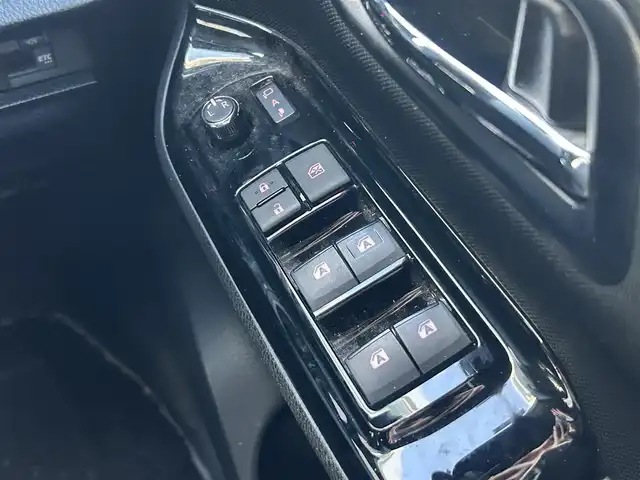 トヨタ ヴォクシー ZS 煌 静岡県 2018(平30)年 7.2万km ホワイトパールクリスタルシャイン トヨタセーフティセンス/・プリクラッシュセーフティセンス/・レーンディパーチャアラート/・オートマッチクハイビーム/アイドリングストップ/205/60R16タイヤ/16インチAW/革巻きステアリング/純正9型インチディーラーナビ/１２．１インチ後席フリップダウンモニター/電動格納ミラー/プッシュスタート/フォグランプ/ウィンカーミラー/ビルトインETC/LEDヘッドライト/ISOFIX/二眼ヘッドライトLED/ステアリングスイッチ/SRSエアバッグ/左右独立温度調整オートエアコン