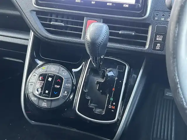 トヨタ ヴォクシー ZS 煌 静岡県 2018(平30)年 7.2万km ホワイトパールクリスタルシャイン トヨタセーフティセンス/・プリクラッシュセーフティセンス/・レーンディパーチャアラート/・オートマッチクハイビーム/アイドリングストップ/205/60R16タイヤ/16インチAW/革巻きステアリング/純正9型インチディーラーナビ/１２．１インチ後席フリップダウンモニター/電動格納ミラー/プッシュスタート/フォグランプ/ウィンカーミラー/ビルトインETC/LEDヘッドライト/ISOFIX/二眼ヘッドライトLED/ステアリングスイッチ/SRSエアバッグ/左右独立温度調整オートエアコン