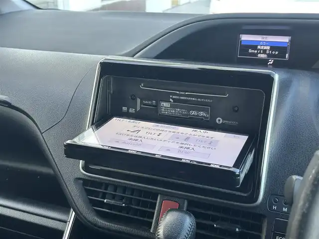 トヨタ ヴォクシー ZS 煌 静岡県 2018(平30)年 7.2万km ホワイトパールクリスタルシャイン トヨタセーフティセンス/・プリクラッシュセーフティセンス/・レーンディパーチャアラート/・オートマッチクハイビーム/アイドリングストップ/205/60R16タイヤ/16インチAW/革巻きステアリング/純正9型インチディーラーナビ/１２．１インチ後席フリップダウンモニター/電動格納ミラー/プッシュスタート/フォグランプ/ウィンカーミラー/ビルトインETC/LEDヘッドライト/ISOFIX/二眼ヘッドライトLED/ステアリングスイッチ/SRSエアバッグ/左右独立温度調整オートエアコン