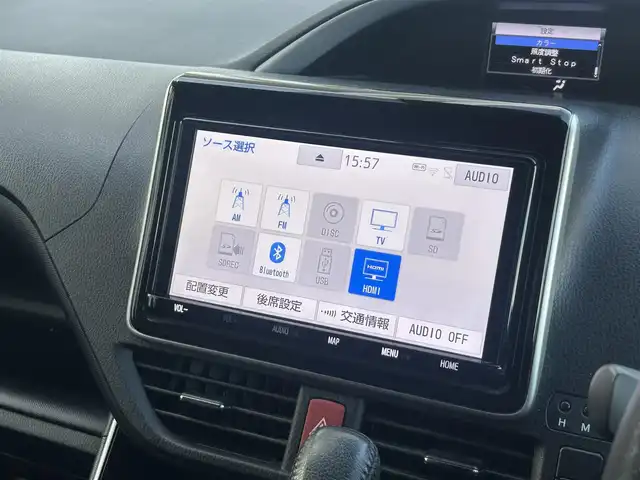 トヨタ ヴォクシー ZS 煌 静岡県 2018(平30)年 7.2万km ホワイトパールクリスタルシャイン トヨタセーフティセンス/・プリクラッシュセーフティセンス/・レーンディパーチャアラート/・オートマッチクハイビーム/アイドリングストップ/205/60R16タイヤ/16インチAW/革巻きステアリング/純正9型インチディーラーナビ/１２．１インチ後席フリップダウンモニター/電動格納ミラー/プッシュスタート/フォグランプ/ウィンカーミラー/ビルトインETC/LEDヘッドライト/ISOFIX/二眼ヘッドライトLED/ステアリングスイッチ/SRSエアバッグ/左右独立温度調整オートエアコン