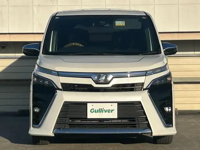 トヨタ ヴォクシー ZS 煌 静岡県 2018(平30)年 7.2万km ホワイトパールクリスタルシャイン トヨタセーフティセンス/・プリクラッシュセーフティセンス/・レーンディパーチャアラート/・オートマッチクハイビーム/アイドリングストップ/205/60R16タイヤ/16インチAW/革巻きステアリング/純正9型インチディーラーナビ/１２．１インチ後席フリップダウンモニター/電動格納ミラー/プッシュスタート/フォグランプ/ウィンカーミラー/ビルトインETC/LEDヘッドライト/ISOFIX/二眼ヘッドライトLED/ステアリングスイッチ/SRSエアバッグ/左右独立温度調整オートエアコン