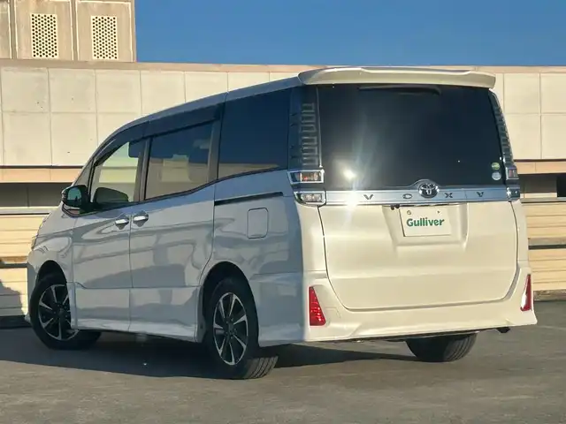 トヨタ ヴォクシー ZS 煌 静岡県 2018(平30)年 7.2万km ホワイトパールクリスタルシャイン トヨタセーフティセンス/・プリクラッシュセーフティセンス/・レーンディパーチャアラート/・オートマッチクハイビーム/アイドリングストップ/205/60R16タイヤ/16インチAW/革巻きステアリング/純正9型インチディーラーナビ/１２．１インチ後席フリップダウンモニター/電動格納ミラー/プッシュスタート/フォグランプ/ウィンカーミラー/ビルトインETC/LEDヘッドライト/ISOFIX/二眼ヘッドライトLED/ステアリングスイッチ/SRSエアバッグ/左右独立温度調整オートエアコン