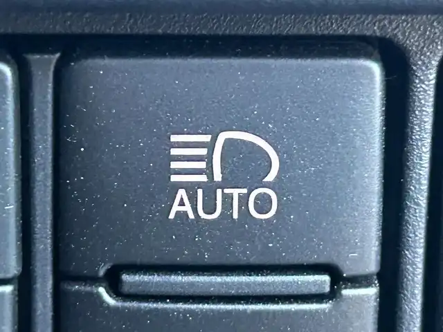 トヨタ ヴォクシー ZS 煌 静岡県 2018(平30)年 7.2万km ホワイトパールクリスタルシャイン トヨタセーフティセンス/・プリクラッシュセーフティセンス/・レーンディパーチャアラート/・オートマッチクハイビーム/アイドリングストップ/205/60R16タイヤ/16インチAW/革巻きステアリング/純正9型インチディーラーナビ/１２．１インチ後席フリップダウンモニター/電動格納ミラー/プッシュスタート/フォグランプ/ウィンカーミラー/ビルトインETC/LEDヘッドライト/ISOFIX/二眼ヘッドライトLED/ステアリングスイッチ/SRSエアバッグ/左右独立温度調整オートエアコン