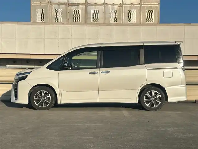 トヨタ ヴォクシー ZS 煌 静岡県 2018(平30)年 7.2万km ホワイトパールクリスタルシャイン トヨタセーフティセンス/・プリクラッシュセーフティセンス/・レーンディパーチャアラート/・オートマッチクハイビーム/アイドリングストップ/205/60R16タイヤ/16インチAW/革巻きステアリング/純正9型インチディーラーナビ/１２．１インチ後席フリップダウンモニター/電動格納ミラー/プッシュスタート/フォグランプ/ウィンカーミラー/ビルトインETC/LEDヘッドライト/ISOFIX/二眼ヘッドライトLED/ステアリングスイッチ/SRSエアバッグ/左右独立温度調整オートエアコン