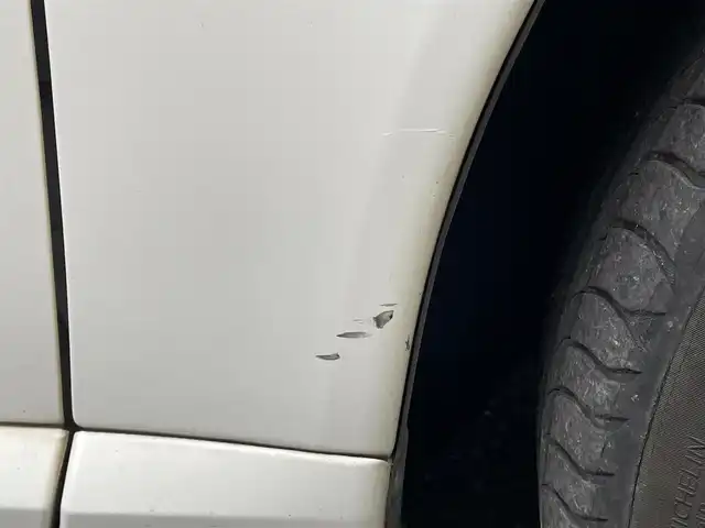 ボルボ Ｖ７０ 2．5T LE 千葉県 2010(平22)年 7.7万km 白 社外HDDナビ【フルセグ、MSV】/純正オーディオ【CD、USB、AUX】/純正17インチアルミホイール/レザーシート（黒）/前席パワーシート（D席メモリー付）/前席シートヒーター・ベンチレーション/クルーズコントロール/ETC/MT付AT/ステアリングスイッチ/バックカメラ/パワーバックドア/ルーフレール/HID/フォグ/トノカバー/保証書/取扱説明書/スペアキー