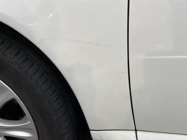 ボルボ Ｖ７０ 2．5T LE 千葉県 2010(平22)年 7.7万km 白 社外HDDナビ【フルセグ、MSV】/純正オーディオ【CD、USB、AUX】/純正17インチアルミホイール/レザーシート（黒）/前席パワーシート（D席メモリー付）/前席シートヒーター・ベンチレーション/クルーズコントロール/ETC/MT付AT/ステアリングスイッチ/バックカメラ/パワーバックドア/ルーフレール/HID/フォグ/トノカバー/保証書/取扱説明書/スペアキー