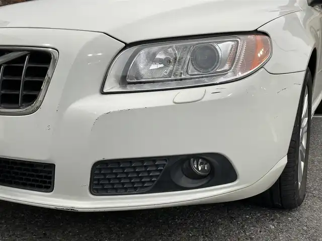ボルボ Ｖ７０ 2．5T LE 千葉県 2010(平22)年 7.7万km 白 社外HDDナビ【フルセグ、MSV】/純正オーディオ【CD、USB、AUX】/純正17インチアルミホイール/レザーシート（黒）/前席パワーシート（D席メモリー付）/前席シートヒーター・ベンチレーション/クルーズコントロール/ETC/MT付AT/ステアリングスイッチ/バックカメラ/パワーバックドア/ルーフレール/HID/フォグ/トノカバー/保証書/取扱説明書/スペアキー
