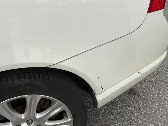 ボルボ Ｖ７０ 2．5T LE 千葉県 2010(平22)年 7.7万km 白 社外HDDナビ【フルセグ、MSV】/純正オーディオ【CD、USB、AUX】/純正17インチアルミホイール/レザーシート（黒）/前席パワーシート（D席メモリー付）/前席シートヒーター・ベンチレーション/クルーズコントロール/ETC/MT付AT/ステアリングスイッチ/バックカメラ/パワーバックドア/ルーフレール/HID/フォグ/トノカバー/保証書/取扱説明書/スペアキー