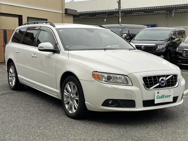 ボルボ Ｖ７０ 2．5T LE 千葉県 2010(平22)年 7.7万km 白 社外HDDナビ【フルセグ、MSV】/純正オーディオ【CD、USB、AUX】/純正17インチアルミホイール/レザーシート（黒）/前席パワーシート（D席メモリー付）/前席シートヒーター・ベンチレーション/クルーズコントロール/ETC/MT付AT/ステアリングスイッチ/バックカメラ/パワーバックドア/ルーフレール/HID/フォグ/トノカバー/保証書/取扱説明書/スペアキー
