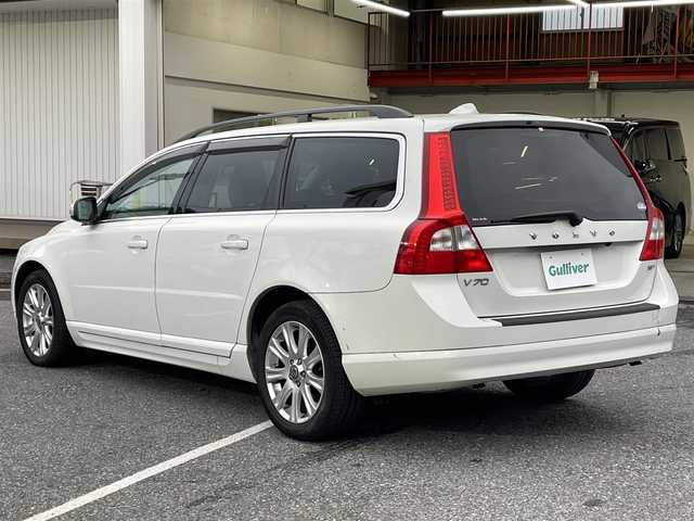 ボルボ Ｖ７０ 2．5T LE 千葉県 2010(平22)年 7.7万km 白 社外HDDナビ【フルセグ、MSV】/純正オーディオ【CD、USB、AUX】/純正17インチアルミホイール/レザーシート（黒）/前席パワーシート（D席メモリー付）/前席シートヒーター・ベンチレーション/クルーズコントロール/ETC/MT付AT/ステアリングスイッチ/バックカメラ/パワーバックドア/ルーフレール/HID/フォグ/トノカバー/保証書/取扱説明書/スペアキー