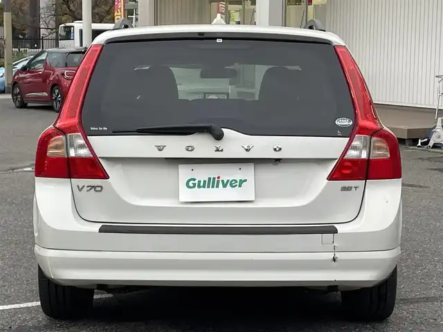 ボルボ Ｖ７０ 2．5T LE 千葉県 2010(平22)年 7.7万km 白 社外HDDナビ【フルセグ、MSV】/純正オーディオ【CD、USB、AUX】/純正17インチアルミホイール/レザーシート（黒）/前席パワーシート（D席メモリー付）/前席シートヒーター・ベンチレーション/クルーズコントロール/ETC/MT付AT/ステアリングスイッチ/バックカメラ/パワーバックドア/ルーフレール/HID/フォグ/トノカバー/保証書/取扱説明書/スペアキー