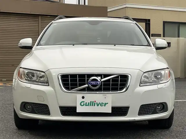 ボルボ Ｖ７０ 2．5T LE 千葉県 2010(平22)年 7.7万km 白 社外HDDナビ【フルセグ、MSV】/純正オーディオ【CD、USB、AUX】/純正17インチアルミホイール/レザーシート（黒）/前席パワーシート（D席メモリー付）/前席シートヒーター・ベンチレーション/クルーズコントロール/ETC/MT付AT/ステアリングスイッチ/バックカメラ/パワーバックドア/ルーフレール/HID/フォグ/トノカバー/保証書/取扱説明書/スペアキー