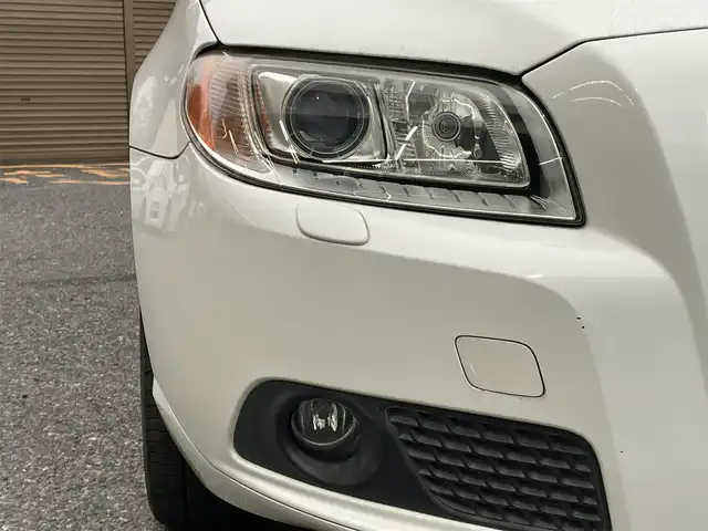 ボルボ Ｖ７０ 2．5T LE 千葉県 2010(平22)年 7.7万km 白 社外HDDナビ【フルセグ、MSV】/純正オーディオ【CD、USB、AUX】/純正17インチアルミホイール/レザーシート（黒）/前席パワーシート（D席メモリー付）/前席シートヒーター・ベンチレーション/クルーズコントロール/ETC/MT付AT/ステアリングスイッチ/バックカメラ/パワーバックドア/ルーフレール/HID/フォグ/トノカバー/保証書/取扱説明書/スペアキー