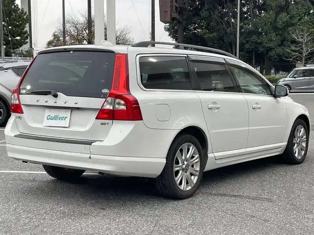 ボルボ Ｖ７０ 2．5T LE 千葉県 2010(平22)年 7.7万km 白 社外HDDナビ【フルセグ、MSV】/純正オーディオ【CD、USB、AUX】/純正17インチアルミホイール/レザーシート（黒）/前席パワーシート（D席メモリー付）/前席シートヒーター・ベンチレーション/クルーズコントロール/ETC/MT付AT/ステアリングスイッチ/バックカメラ/パワーバックドア/ルーフレール/HID/フォグ/トノカバー/保証書/取扱説明書/スペアキー