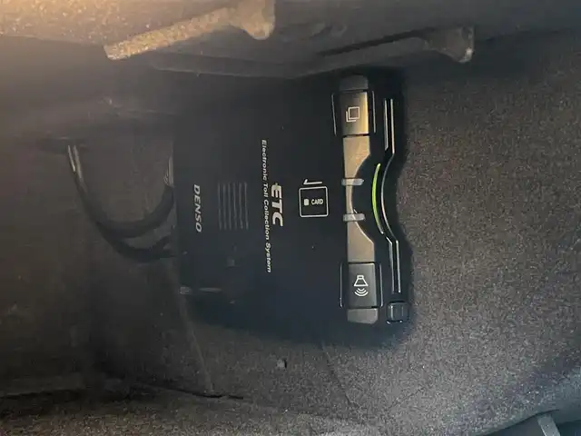 ボルボ Ｖ７０ 2．5T LE 千葉県 2010(平22)年 7.7万km 白 社外HDDナビ【フルセグ、MSV】/純正オーディオ【CD、USB、AUX】/純正17インチアルミホイール/レザーシート（黒）/前席パワーシート（D席メモリー付）/前席シートヒーター・ベンチレーション/クルーズコントロール/ETC/MT付AT/ステアリングスイッチ/バックカメラ/パワーバックドア/ルーフレール/HID/フォグ/トノカバー/保証書/取扱説明書/スペアキー