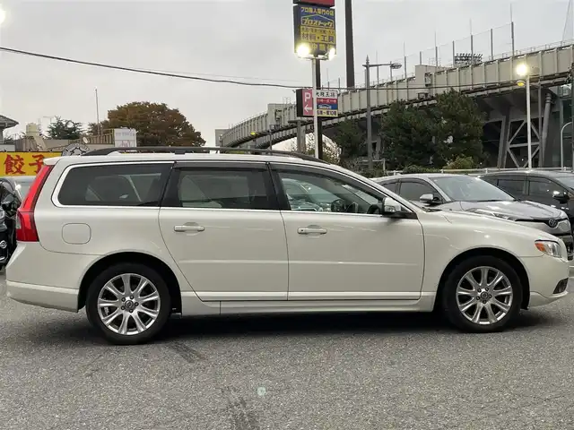 ボルボ Ｖ７０ 2．5T LE 千葉県 2010(平22)年 7.7万km 白 社外HDDナビ【フルセグ、MSV】/純正オーディオ【CD、USB、AUX】/純正17インチアルミホイール/レザーシート（黒）/前席パワーシート（D席メモリー付）/前席シートヒーター・ベンチレーション/クルーズコントロール/ETC/MT付AT/ステアリングスイッチ/バックカメラ/パワーバックドア/ルーフレール/HID/フォグ/トノカバー/保証書/取扱説明書/スペアキー