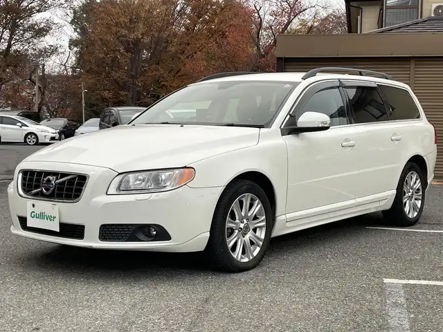 ボルボ Ｖ７０ 2．5T LE 千葉県 2010(平22)年 7.7万km 白 社外HDDナビ【フルセグ、MSV】/純正オーディオ【CD、USB、AUX】/純正17インチアルミホイール/レザーシート（黒）/前席パワーシート（D席メモリー付）/前席シートヒーター・ベンチレーション/クルーズコントロール/ETC/MT付AT/ステアリングスイッチ/バックカメラ/パワーバックドア/ルーフレール/HID/フォグ/トノカバー/保証書/取扱説明書/スペアキー