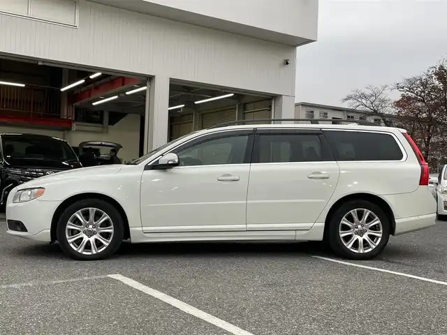 ボルボ Ｖ７０ 2．5T LE 千葉県 2010(平22)年 7.7万km 白 社外HDDナビ【フルセグ、MSV】/純正オーディオ【CD、USB、AUX】/純正17インチアルミホイール/レザーシート（黒）/前席パワーシート（D席メモリー付）/前席シートヒーター・ベンチレーション/クルーズコントロール/ETC/MT付AT/ステアリングスイッチ/バックカメラ/パワーバックドア/ルーフレール/HID/フォグ/トノカバー/保証書/取扱説明書/スペアキー