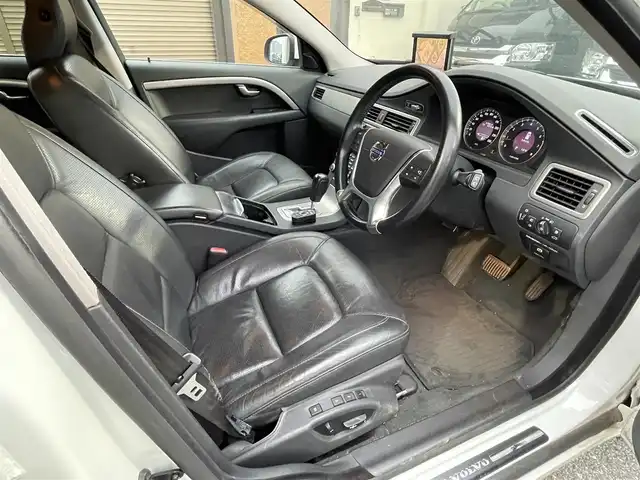 ボルボ Ｖ７０ 2．5T LE 千葉県 2010(平22)年 7.7万km 白 社外HDDナビ【フルセグ、MSV】/純正オーディオ【CD、USB、AUX】/純正17インチアルミホイール/レザーシート（黒）/前席パワーシート（D席メモリー付）/前席シートヒーター・ベンチレーション/クルーズコントロール/ETC/MT付AT/ステアリングスイッチ/バックカメラ/パワーバックドア/ルーフレール/HID/フォグ/トノカバー/保証書/取扱説明書/スペアキー
