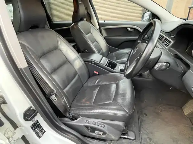 ボルボ Ｖ７０ 2．5T LE 千葉県 2010(平22)年 7.7万km 白 社外HDDナビ【フルセグ、MSV】/純正オーディオ【CD、USB、AUX】/純正17インチアルミホイール/レザーシート（黒）/前席パワーシート（D席メモリー付）/前席シートヒーター・ベンチレーション/クルーズコントロール/ETC/MT付AT/ステアリングスイッチ/バックカメラ/パワーバックドア/ルーフレール/HID/フォグ/トノカバー/保証書/取扱説明書/スペアキー