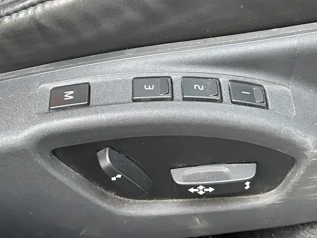 ボルボ Ｖ７０ 2．5T LE 千葉県 2010(平22)年 7.7万km 白 社外HDDナビ【フルセグ、MSV】/純正オーディオ【CD、USB、AUX】/純正17インチアルミホイール/レザーシート（黒）/前席パワーシート（D席メモリー付）/前席シートヒーター・ベンチレーション/クルーズコントロール/ETC/MT付AT/ステアリングスイッチ/バックカメラ/パワーバックドア/ルーフレール/HID/フォグ/トノカバー/保証書/取扱説明書/スペアキー