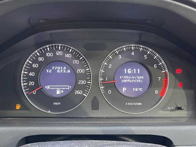 ボルボ Ｖ７０ 2．5T LE 千葉県 2010(平22)年 7.7万km 白 社外HDDナビ【フルセグ、MSV】/純正オーディオ【CD、USB、AUX】/純正17インチアルミホイール/レザーシート（黒）/前席パワーシート（D席メモリー付）/前席シートヒーター・ベンチレーション/クルーズコントロール/ETC/MT付AT/ステアリングスイッチ/バックカメラ/パワーバックドア/ルーフレール/HID/フォグ/トノカバー/保証書/取扱説明書/スペアキー