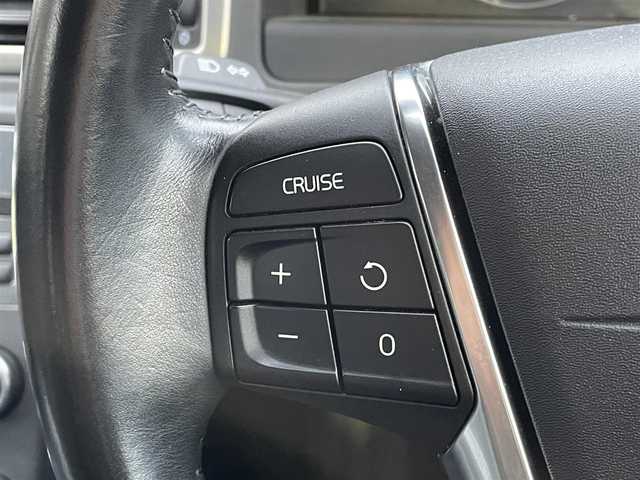 ボルボ Ｖ７０ 2．5T LE 千葉県 2010(平22)年 7.7万km 白 社外HDDナビ【フルセグ、MSV】/純正オーディオ【CD、USB、AUX】/純正17インチアルミホイール/レザーシート（黒）/前席パワーシート（D席メモリー付）/前席シートヒーター・ベンチレーション/クルーズコントロール/ETC/MT付AT/ステアリングスイッチ/バックカメラ/パワーバックドア/ルーフレール/HID/フォグ/トノカバー/保証書/取扱説明書/スペアキー