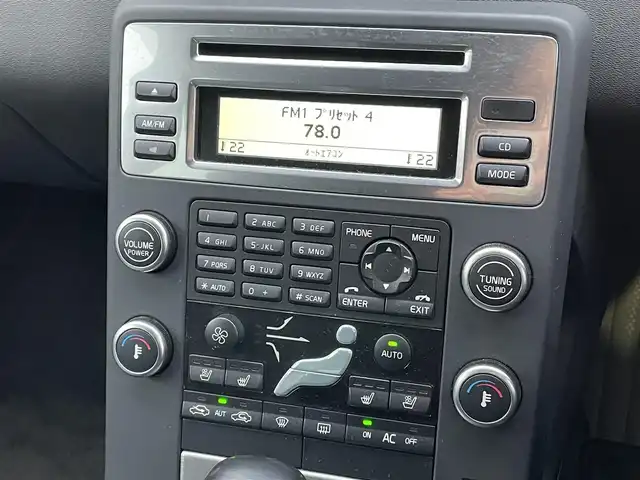 ボルボ Ｖ７０ 2．5T LE 千葉県 2010(平22)年 7.7万km 白 社外HDDナビ【フルセグ、MSV】/純正オーディオ【CD、USB、AUX】/純正17インチアルミホイール/レザーシート（黒）/前席パワーシート（D席メモリー付）/前席シートヒーター・ベンチレーション/クルーズコントロール/ETC/MT付AT/ステアリングスイッチ/バックカメラ/パワーバックドア/ルーフレール/HID/フォグ/トノカバー/保証書/取扱説明書/スペアキー