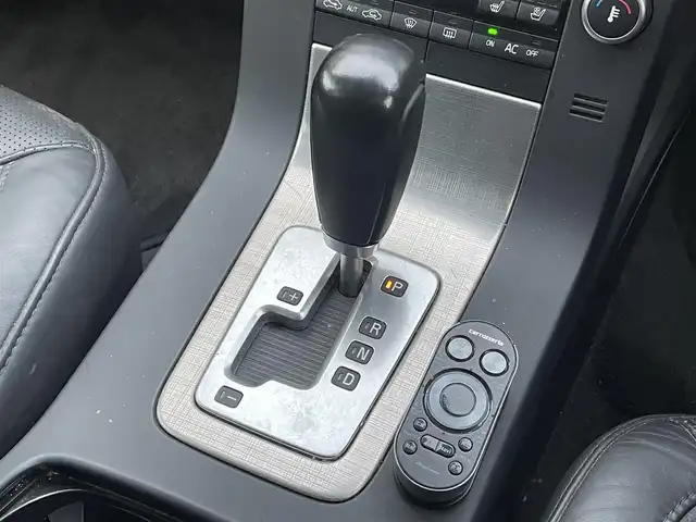 ボルボ Ｖ７０ 2．5T LE 千葉県 2010(平22)年 7.7万km 白 社外HDDナビ【フルセグ、MSV】/純正オーディオ【CD、USB、AUX】/純正17インチアルミホイール/レザーシート（黒）/前席パワーシート（D席メモリー付）/前席シートヒーター・ベンチレーション/クルーズコントロール/ETC/MT付AT/ステアリングスイッチ/バックカメラ/パワーバックドア/ルーフレール/HID/フォグ/トノカバー/保証書/取扱説明書/スペアキー