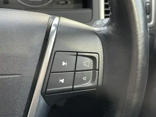 ボルボ Ｖ７０ 2．5T LE 千葉県 2010(平22)年 7.7万km 白 社外HDDナビ【フルセグ、MSV】/純正オーディオ【CD、USB、AUX】/純正17インチアルミホイール/レザーシート（黒）/前席パワーシート（D席メモリー付）/前席シートヒーター・ベンチレーション/クルーズコントロール/ETC/MT付AT/ステアリングスイッチ/バックカメラ/パワーバックドア/ルーフレール/HID/フォグ/トノカバー/保証書/取扱説明書/スペアキー