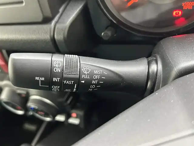 スズキ ジムニー ノマド FC 熊本県 2025(令7)年 0.1万km アークティックホワイトパール ワンオーナー　/禁煙車　/４WD/レーダークルーズコントロール　/前席シートヒーター　/衝突軽減ブレーキ　/レーンキープアシスト　/横滑り防止　/アイドリングストップ　/パーキングアシスト/ダウンヒルアシスト/オートライト/オートマチックハイビーム/LEDヘッドライト/フォグライト/スマートキー/プッシュスタート/スペアキー１本　/保証書　/取扱説明書