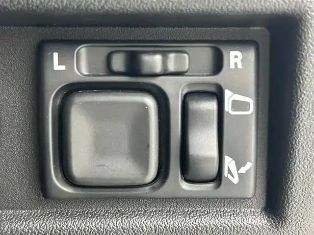 スズキ ジムニー ノマド FC 熊本県 2025(令7)年 0.1万km アークティックホワイトパール ワンオーナー　/禁煙車　/４WD/レーダークルーズコントロール　/前席シートヒーター　/衝突軽減ブレーキ　/レーンキープアシスト　/横滑り防止　/アイドリングストップ　/パーキングアシスト/ダウンヒルアシスト/オートライト/オートマチックハイビーム/LEDヘッドライト/フォグライト/スマートキー/プッシュスタート/スペアキー１本　/保証書　/取扱説明書