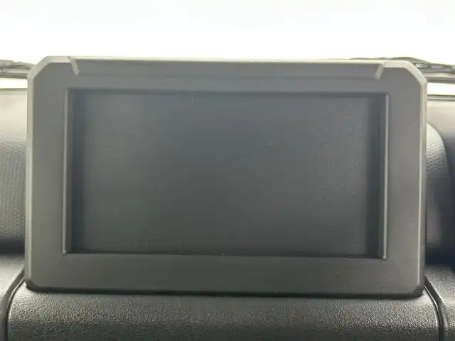 スズキ ジムニー ノマド FC 熊本県 2025(令7)年 0.1万km アークティックホワイトパール ワンオーナー　/禁煙車　/４WD/レーダークルーズコントロール　/前席シートヒーター　/衝突軽減ブレーキ　/レーンキープアシスト　/横滑り防止　/アイドリングストップ　/パーキングアシスト/ダウンヒルアシスト/オートライト/オートマチックハイビーム/LEDヘッドライト/フォグライト/スマートキー/プッシュスタート/スペアキー１本　/保証書　/取扱説明書