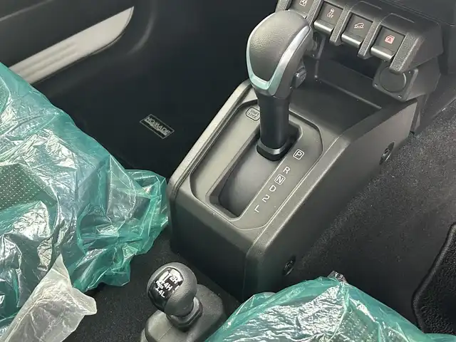 スズキ ジムニー ノマド FC 熊本県 2025(令7)年 0.1万km アークティックホワイトパール ワンオーナー　/禁煙車　/４WD/レーダークルーズコントロール　/前席シートヒーター　/衝突軽減ブレーキ　/レーンキープアシスト　/横滑り防止　/アイドリングストップ　/パーキングアシスト/ダウンヒルアシスト/オートライト/オートマチックハイビーム/LEDヘッドライト/フォグライト/スマートキー/プッシュスタート/スペアキー１本　/保証書　/取扱説明書