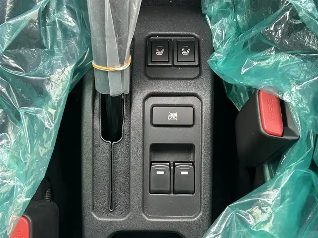 スズキ ジムニー ノマド FC 熊本県 2025(令7)年 0.1万km アークティックホワイトパール ワンオーナー　/禁煙車　/４WD/レーダークルーズコントロール　/前席シートヒーター　/衝突軽減ブレーキ　/レーンキープアシスト　/横滑り防止　/アイドリングストップ　/パーキングアシスト/ダウンヒルアシスト/オートライト/オートマチックハイビーム/LEDヘッドライト/フォグライト/スマートキー/プッシュスタート/スペアキー１本　/保証書　/取扱説明書