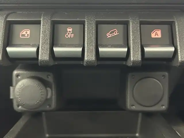 スズキ ジムニー ノマド FC 熊本県 2025(令7)年 0.1万km アークティックホワイトパール ワンオーナー　/禁煙車　/４WD/レーダークルーズコントロール　/前席シートヒーター　/衝突軽減ブレーキ　/レーンキープアシスト　/横滑り防止　/アイドリングストップ　/パーキングアシスト/ダウンヒルアシスト/オートライト/オートマチックハイビーム/LEDヘッドライト/フォグライト/スマートキー/プッシュスタート/スペアキー１本　/保証書　/取扱説明書