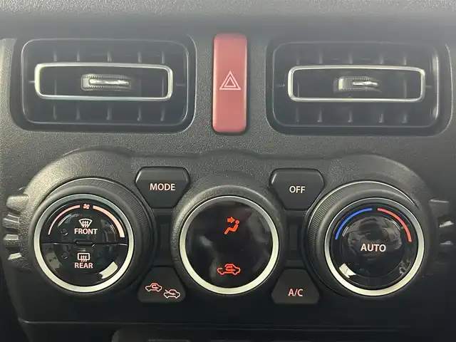 スズキ ジムニー ノマド FC 熊本県 2025(令7)年 0.1万km アークティックホワイトパール ワンオーナー　/禁煙車　/４WD/レーダークルーズコントロール　/前席シートヒーター　/衝突軽減ブレーキ　/レーンキープアシスト　/横滑り防止　/アイドリングストップ　/パーキングアシスト/ダウンヒルアシスト/オートライト/オートマチックハイビーム/LEDヘッドライト/フォグライト/スマートキー/プッシュスタート/スペアキー１本　/保証書　/取扱説明書